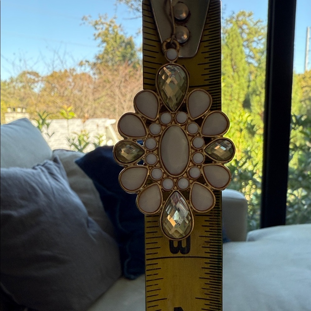 🌴 Lilly Pulitzer Large Elegant Gold and White Sparkly Dangle Earrings 💎 - Picture 7 of 9